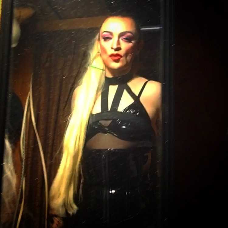 /shou-biznes/818562-ot-objavivshego-sebja-transgendernoj-zhenschinoj-pevca-otkazalis-roditeli.html - search news