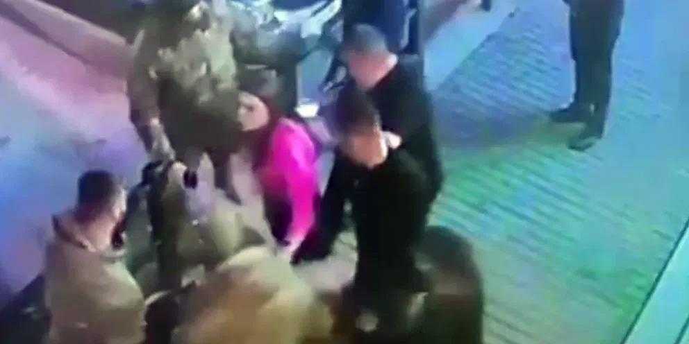 Cаудовская принцесса заставила художника 4 часа целовать ей ноги