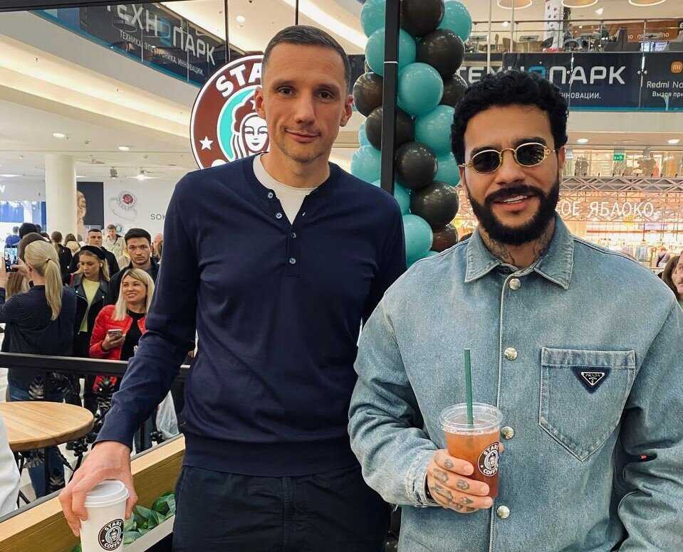 Фикусы, кофе с апельсином и имя на стаканчике: выяснили, чем stars coffee отличается от «старбакса»
