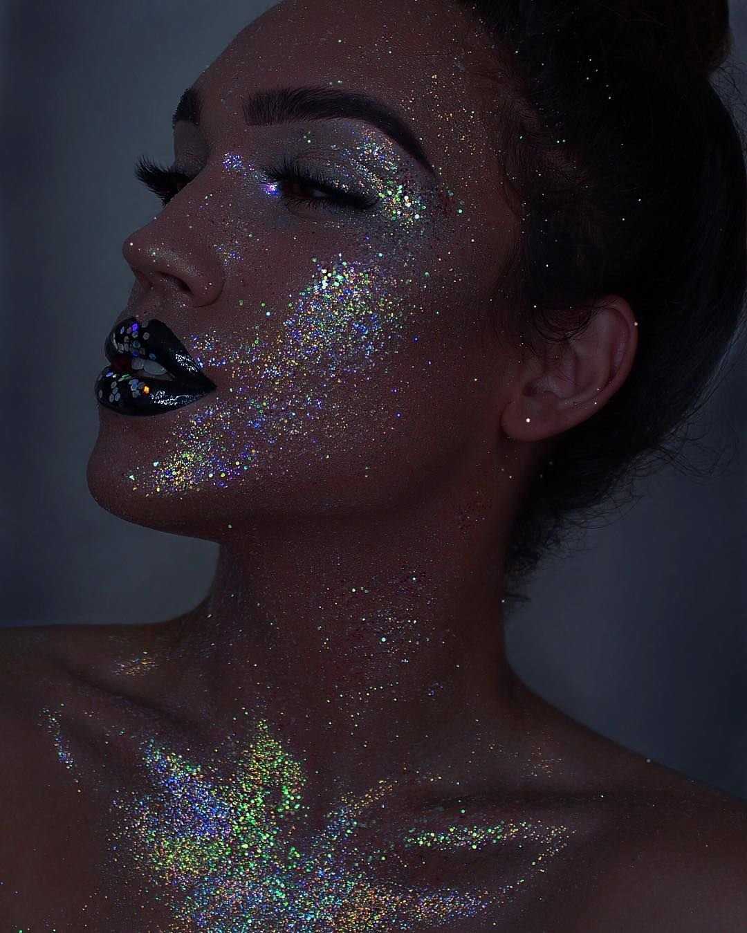 «конфетти», как у дуа липы, или smoky eyes, как у дженны ортеги: выбираем макияж для новогодней ночи