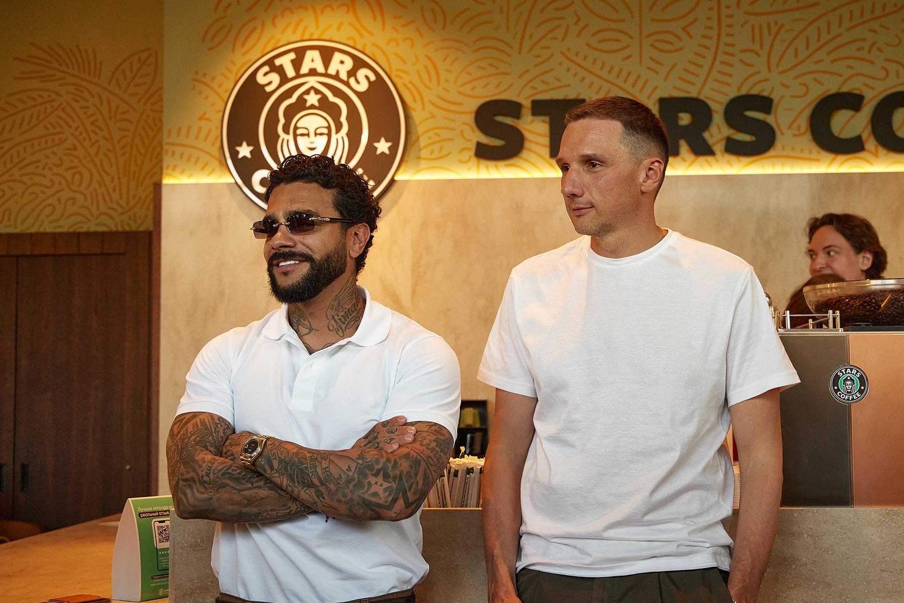 Фикусы, кофе с апельсином и имя на стаканчике: выяснили, чем stars coffee отличается от «старбакса»