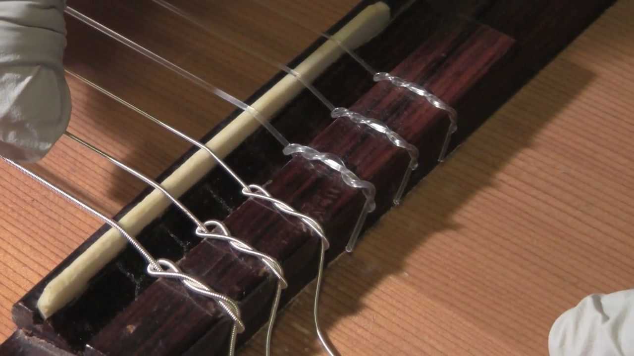 Как правильно поменять нейлоновые струны на гитаре