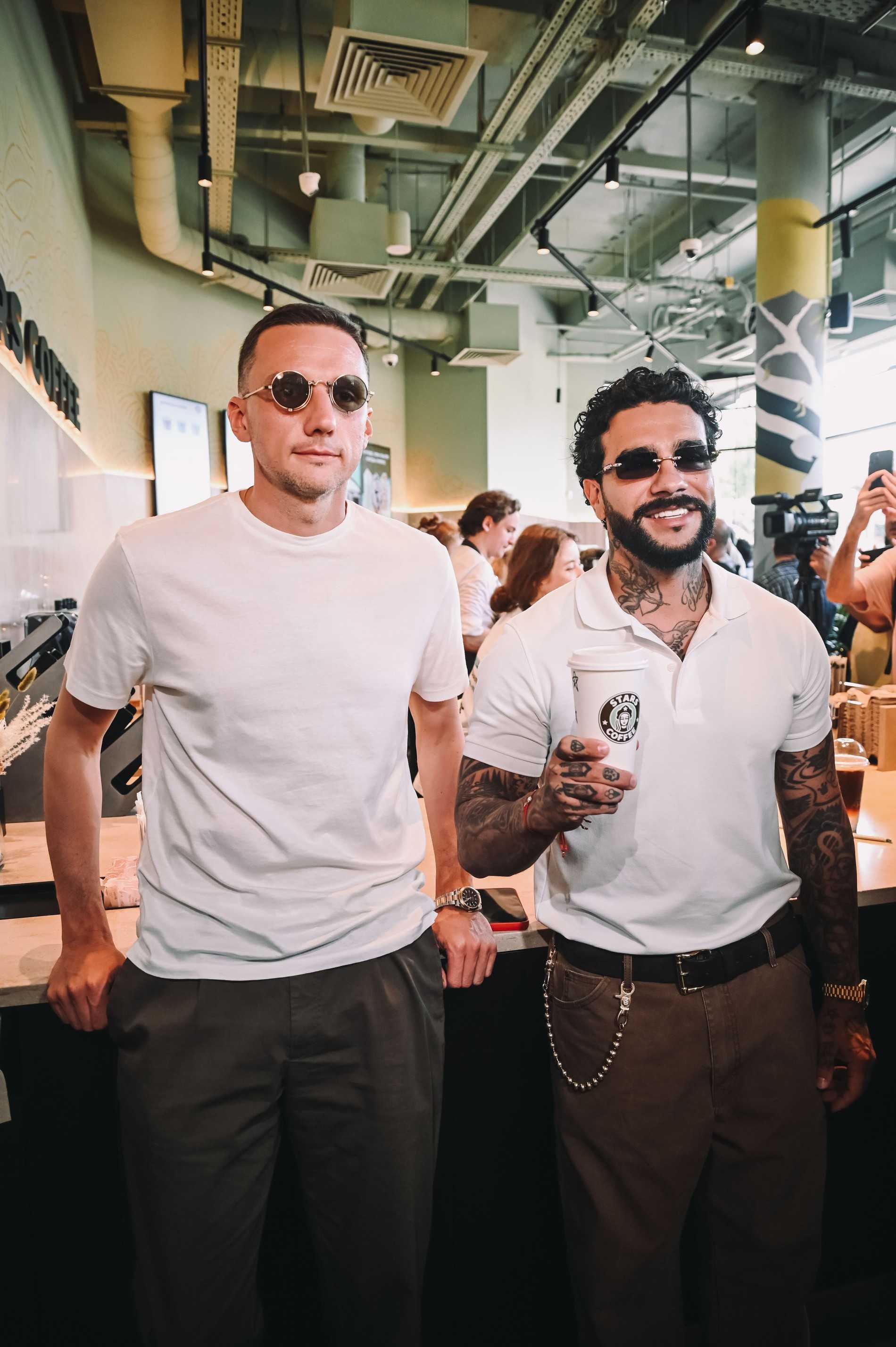 Фикусы, кофе с апельсином и имя на стаканчике: выяснили, чем stars coffee отличается от «старбакса»