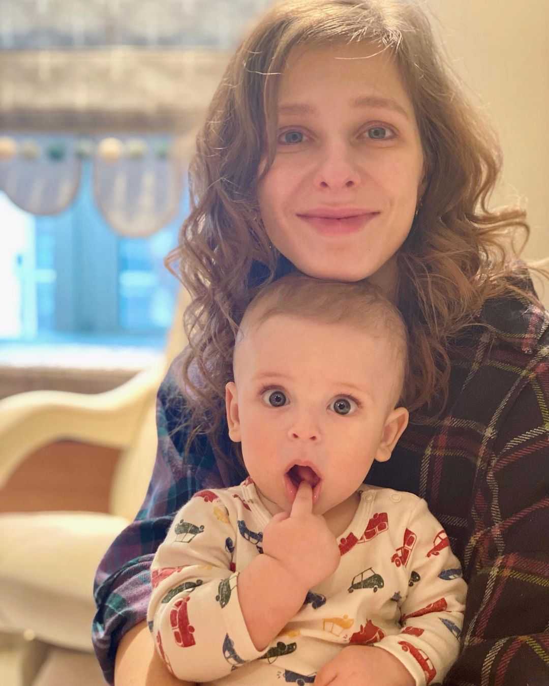 Лиза арзамасова впервые стала мамой. кого актриса родила илье авербуху?