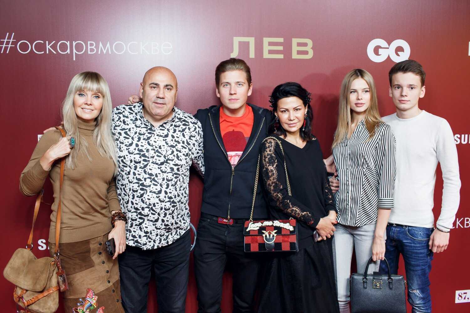 Певица опубликовала совместное фото с возмужавшими парнями и трогательно поздравила их с Днем сыновей
