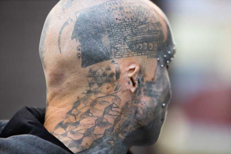 33-летний охранник из франции превращается в “черного инопланетянина”