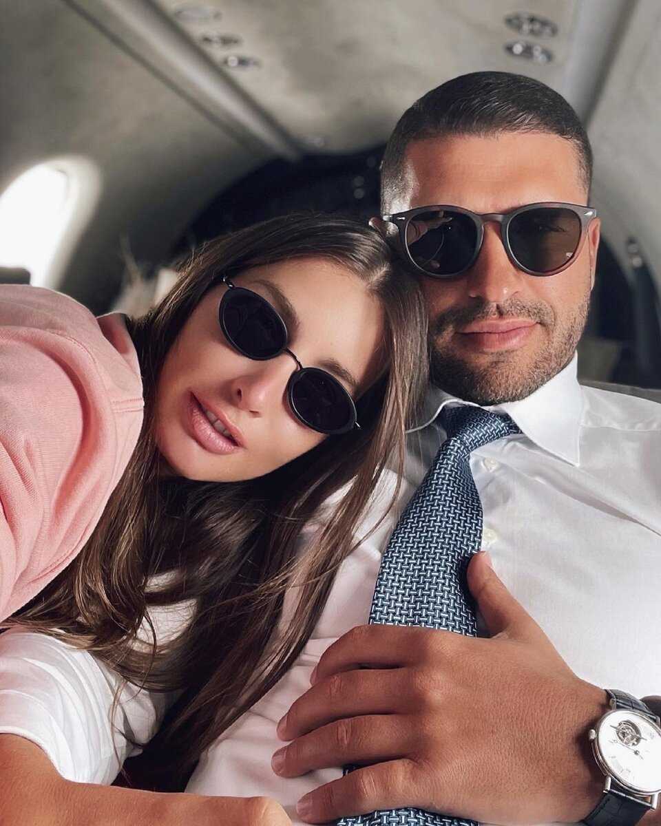 Кэти топурия муж