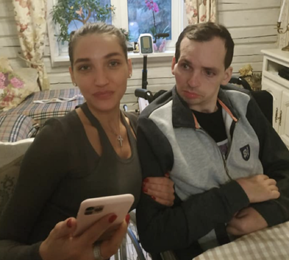 «в коме, но он жив». жена артиста янина заявила в полицию после сообщения о смерти ее мужа