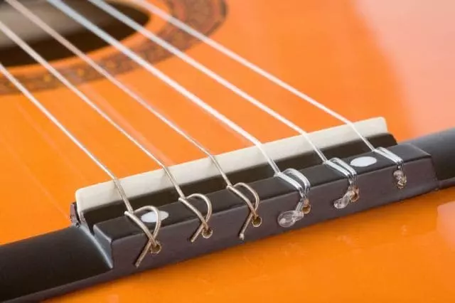 Как поменять струны на классической гитаре (нейлоновые)