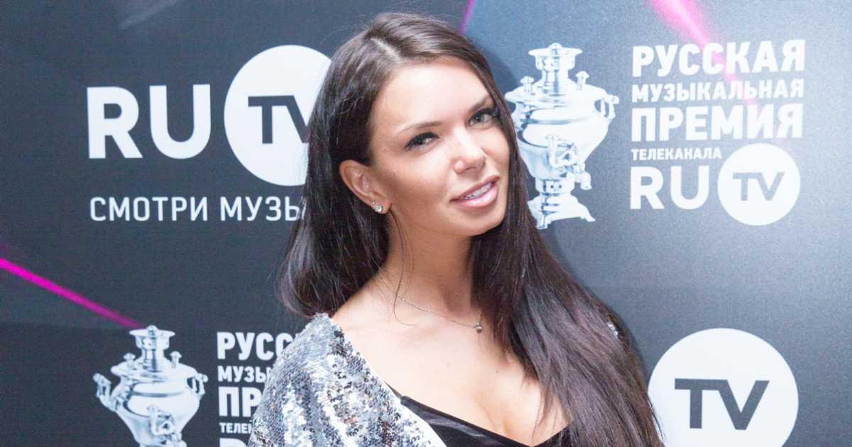 Несколько дней назад звезда Дома-2 шокировала поклонников и родственников, сообщив, что беременна в третий раз, всего через восемь месяцев после рождения дочери