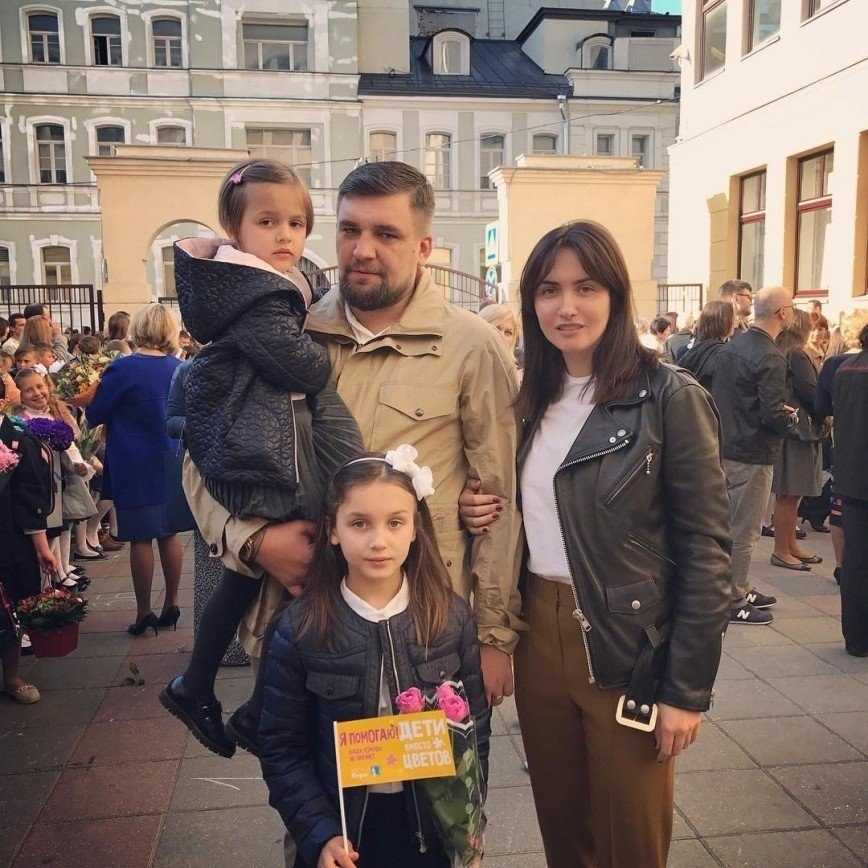 Кто жена басты