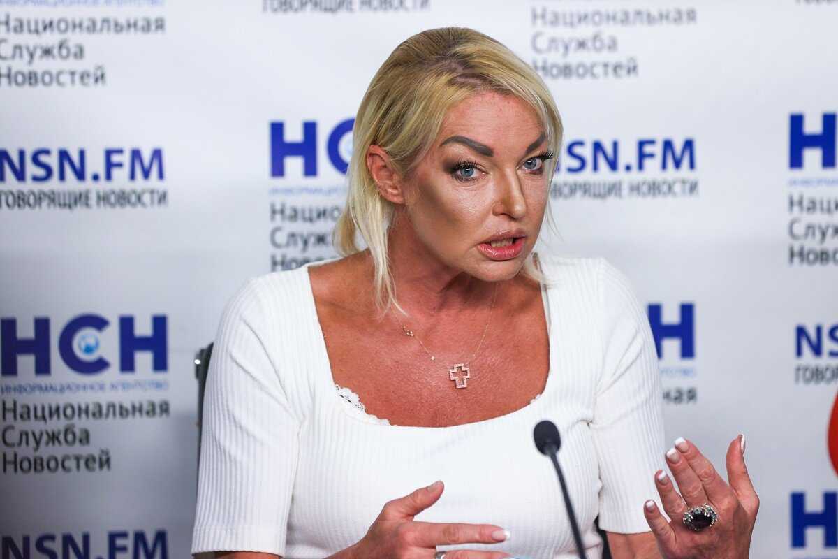 Новая загадка: почему Киану Ривз никогда не обнимает женщин