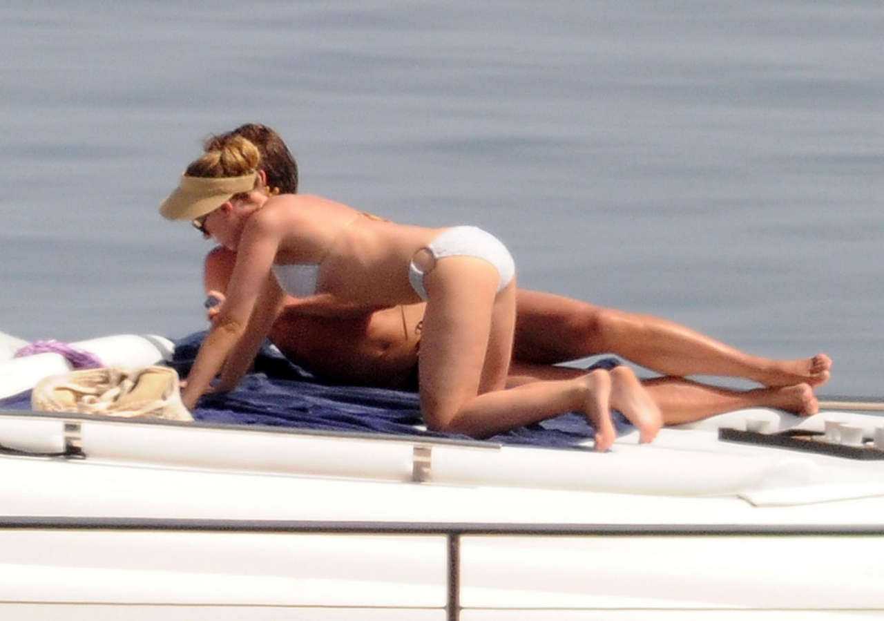 Scarlett johansson's 50+ fake bikini photos all over the internet