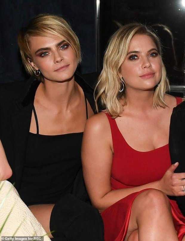 Кара делевинь продемонстрировала свою болезнь на гала-концерте met gala и была встречена совершенно разными реакциями