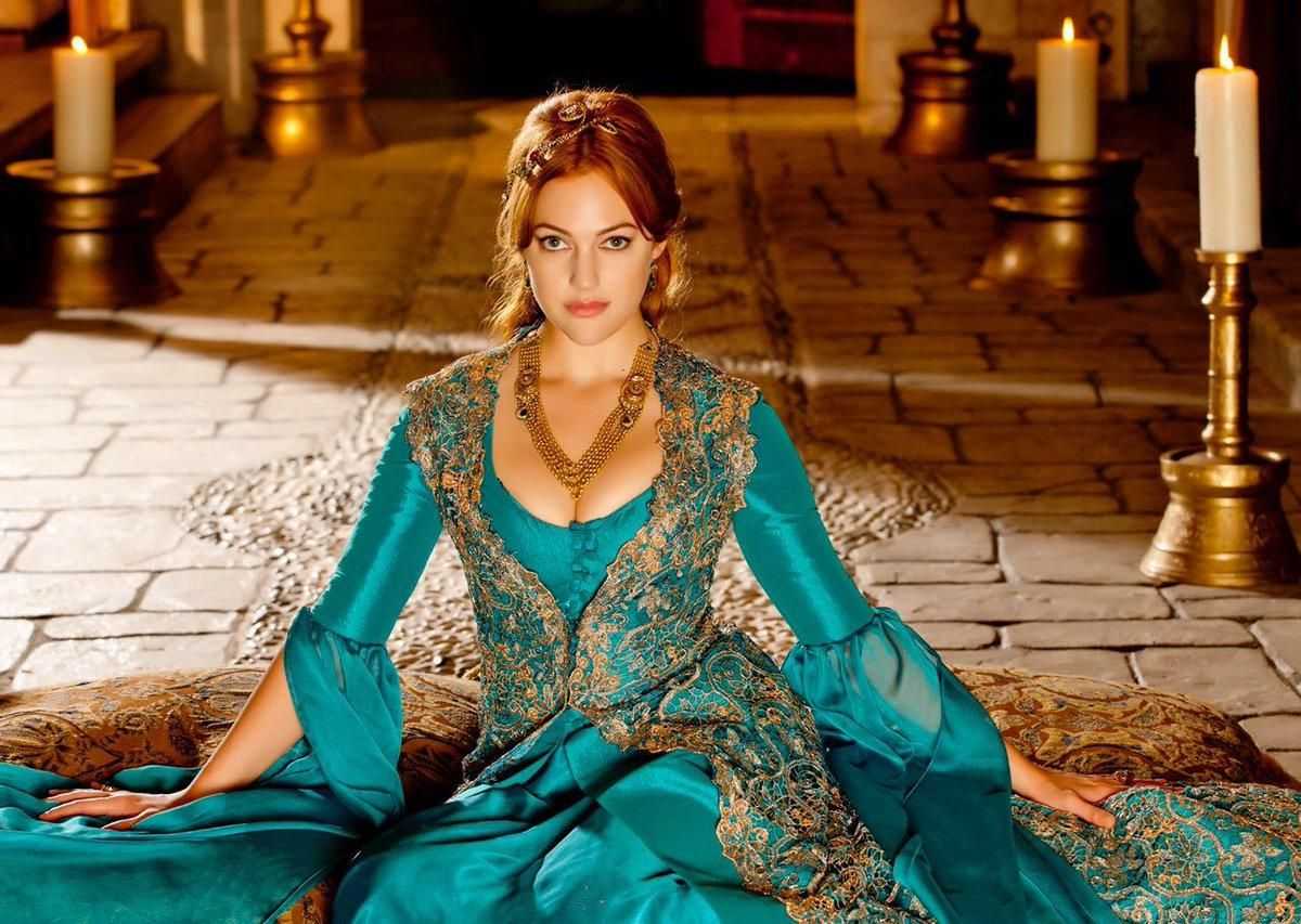 Звезда нашумевшего турецкого сериала Великолепный век Мерьем Узерли всегда одна из самых желанных гостей Каннского фестиваля
