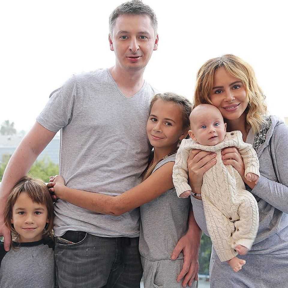 Саша зверева раскрыла правду о расставании с мужем и отцом ее ребенка. многодетная саша зверева больше не скрывает жениха солистка демо сейчас